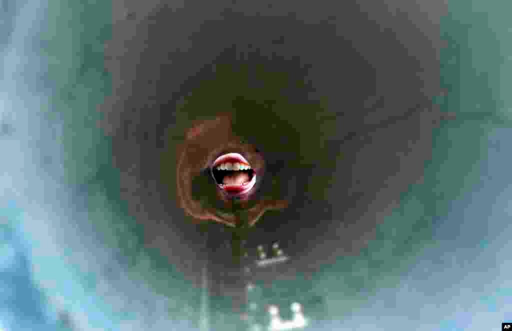 ស្ត្រី​ម្នាក់​ស្រែក​ពាក្យ​ស្លោក​របស់​សហភាព​អឺរ៉ុប​តាម​មីក្រូហ្វូន​នៅ​វិមាន​សភា​ក្នុង​ទីក្រុង​ឡុងដ៏​ប្រទេស​អង់គ្លេស។