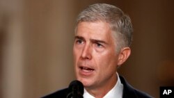 Hakim Neil Gorsuch memberikan sambutan di Ruang Timur Gedung Putih di Washington, setelah Presiden Donald Trump mengumumkan Gorsuch sebagai calon yang dipilihnya untuk menjabat sebagai Mahkamah Agung, 31 Januari 2017.