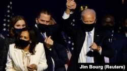 រូបឯកសារ៖ លោក Joe Biden បាន​កាន់ដៃ​កូនប្រុស​របស់​លោក គឺលោក Hunter Biden ខណៈដែល​ពួកគេ និង​អ្នកស្រី Kamala Harris និង​ក្រុមគ្រួសារ​របស់​ពួកគេ​អបអរ ក្រោយពី​ប្រព័ន្ធ ផ្សព្វផ្សាយ​នានា បាន​ព្យាករណ៍​ថា Biden បាន​ឈ្នះ​ក្នុង​ការបោះឆ្នោត​ជ្រើសរើស​ប្រធានាធិបតី​អាមេរិក ឆ្នាំ២០២០។