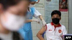 យុវជនម្នាក់កំពុងចាក់វ៉ាក់សាំង Sinovac សម្រាប់​បង្ការជំងឺកូវីដ១៩ នៅមណ្ឌលចាក់វ៉ាក់សាំងមួយកន្លែងក្នុង​រាជធានីភ្នំពេញ ថ្ងៃទី ១ ខែសីហា ឆ្នាំ ២០២១។