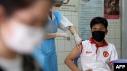 រូប​ឯកសារ៖ យុវជនម្នាក់កំពុង​ទទួល​ការ​ចាក់វ៉ាក់សាំង Sinovac សម្រាប់​បង្ការជំងឺកូវីដ១៩ នៅមណ្ឌលចាក់វ៉ាក់សាំងមួយកន្លែងក្នុង​រាជធានីភ្នំពេញ ថ្ងៃទី១ ខែសីហា ឆ្នាំ ២០២១។