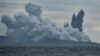Gunung Anak Krakatau memuntahkan abu panas saat erupsi, terlihat dari Kapal Patroli Angkatan Laut Indonesia, KRI Torani 860, di Selat Sunda di Banten, 28 Desember 2018.