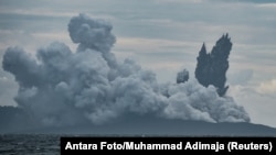 Gunung Berapi Anak Krakatau mengepulkan abu panas dalam letusan seperti terlihat dari Kapal Patroli TNI AL, KRI Torani 860, di Selat Sunda, Banten, Indonesia, 28 Desember 2018 (foto: Antara Foto/Muhammad Adimaja via Reuters)