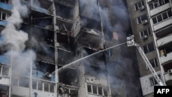 FILE - Tim penyelamat Ukraina memadamkan api di sebuah bangunan tempat tinggal setelah serangan rudal di Kyiv pada 7 Februari 2024, di tengah invasi Rusia ke Ukraina. (Sergei SUPINSKY / AFP)
