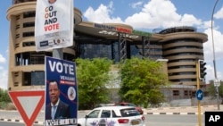 Des affiches électorales à Windhoek, en Namibie, le 24 novembre 2024 avant les élections prévues le 27 novembre 2024. AP / Esther Mbathera