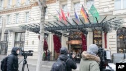 Wartawan menunggu di depan Grand Hotel Wien tempat pembicaraan nuklir tertutup dengan Iran berlangsung di Wina, Austria, Selasa, 6 April 2021. (Foto: AP)