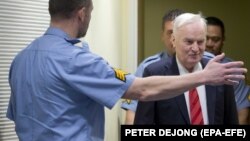 Ratko Mladić ulazi u sudnicu Haškog tribunala
