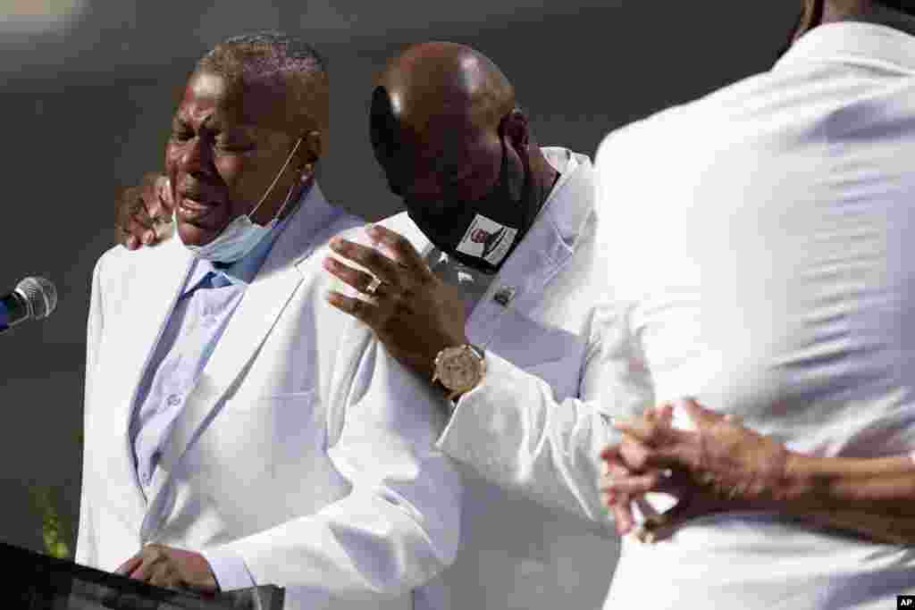 លោក&nbsp;LaTonya Floyd ដែលត្រូវជាប្អូនប្រុសរបស់លោក George Floyd បានយំ ក្នុងពេលលោកឡើងថ្លែងក្នុងពិធីបុណ្យសពរបស់លោក George Floyd នៅព្រះវិហារ Fountain of Praise នៅទីក្រុង Houston រដ្ឋ Texas ថ្ងៃទី៩ ខែមិថុនា ឆ្នាំ២០២០។&nbsp; &nbsp;