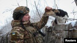 Խարկովի մարզի առաջնագծի մոտ գտնվող դիրքում զինծառայողը խրամատում