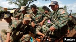 រូបឯកសារ៖ ទាហានកម្ពុជាធ្វើដំណើរតាមបណ្តោយផ្លូវប្រហែល ២០គីឡូម៉ែត្រ ពីប្រាសាទព្រះវិហារដែលមានអាយុកាល ៩០០ឆ្នាំ នៅតាមព្រំដែនរវាងប្រទេសថៃនិងប្រទេសកម្ពុជា កាលពីថ្ងៃទី១១ ខែវិច្ឆិកា ឆ្នាំ២០១៣ ។ (REUTERS/Samrang Pring)