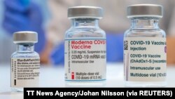 ដប​វ៉ាក់សាំង​បង្ការ​ជំងឺ​កូវីដ១៩ របស់​ក្រុមហ៊ុន Pfizer-BioNTech ក្រុមហ៊ុន Moderna និង​ក្រុមហ៊ុន AstraZeneca ត្រូវ​បាន​ដាក់​តម្រៀប​គ្នា​នៅ​មជ្ឈមណ្ឌល​វ៉ាក់សាំង​របស់​សាកលវិទ្យាល័យ Skane ក្នុង​ក្រុង Malmo ប្រទេស​ស៊ុយអែត ថ្ងៃទី១៧ ខែកុម្ភៈ ឆ្នាំ២០២១។ 