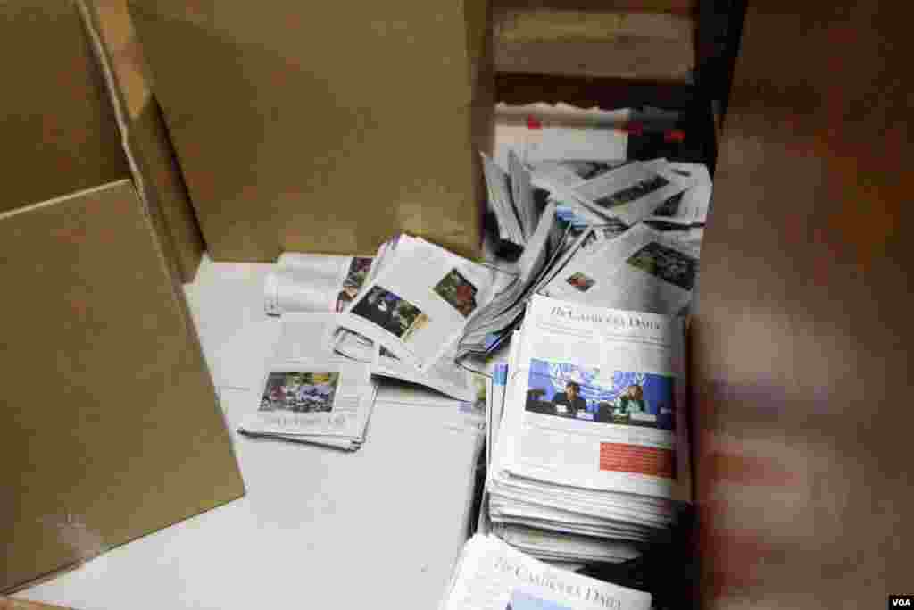 ព្រឹត្តិបត្រ​ចាស់ៗ​នៃ​កាសែត​ The Cambodia Daily ក្នុង​ការិយាល័យ​កាសែតមួយ​នេះ​ រាជធានីភ្នំពេញ​ នៅថ្ងៃទី៤ ខែកញ្ញា​ ឆ្នាំ២០១៧។ កាសែត​ជា​ភាសាអង់គ្លេស​The Cambodia Daily បាន​សម្រេច​បិទទ្វារ​ចាប់ពី​ចន្ទ​ ទី៤​ ខែកញ្ញា​នេះ​តទៅ​ បន្ទាប់​ពី​ប្រតិបត្តិការ​បោះពុម្ភផ្សាយ​អស់​រយៈពេល​ ២៤ឆ្នាំ​និង​១៥ថ្ងៃ​ តាំងពី​ឆ្នាំ១៩៩៣​មក។&nbsp; (ខាន់ សុគុំមនោ/VOA)