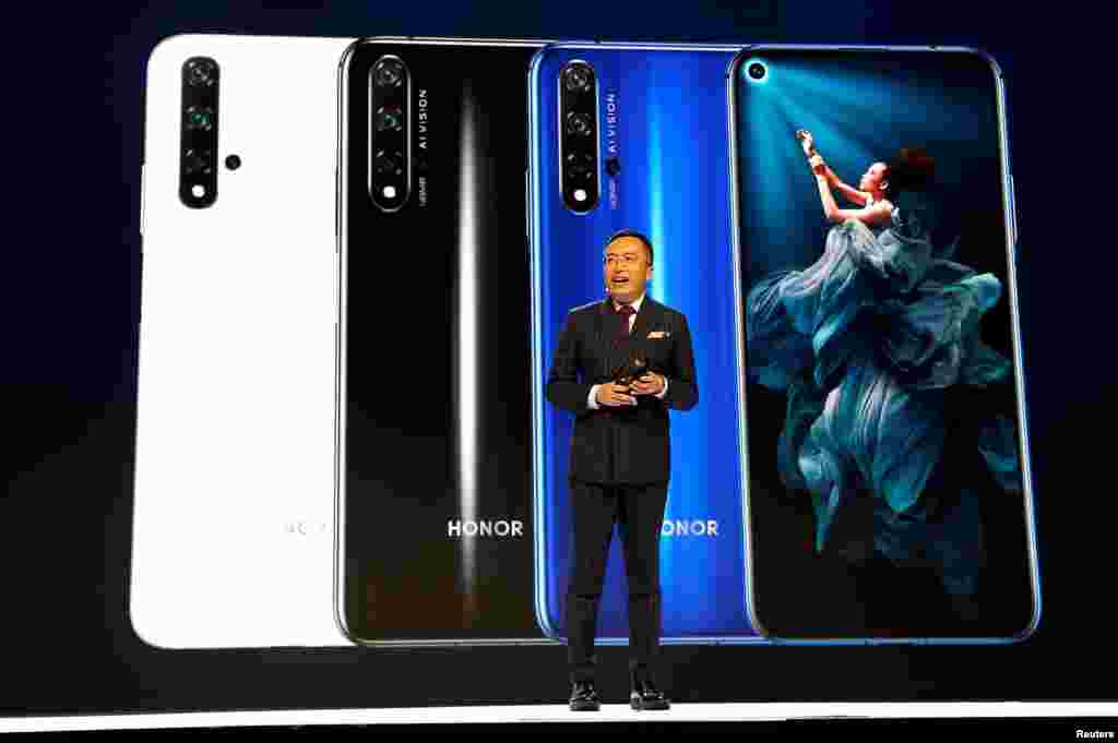 ប្រធាន​ក្រុម​ហ៊ុន Huawei លោក George Zhao សម្ពោធ​ទូរសព្ទ​ទំនើប​​ថ្មី​ Honor 20 នៅ​ក្នុង​ទីក្រុង​ឡុងដ៍។&nbsp; &nbsp;