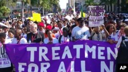 په جنوبي افریقا کې د ایچ ايي وي ایډز په موضوع د یوې نړیوالې غونډې وړاندې کارکونکي ددې مرض وهلې د هر تن دپاره د علاج غوښتنه کوی