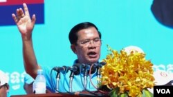 លោក​នាយករដ្ឋមន្ត្រី​ ហ៊ុន សែន ប្រធាន​គណបក្ស​ប្រជាជន​កម្ពុជា​ នៅក្នុង​ការដង្ហែក្បួន​ឃោសនា​ថ្ងៃ​​ចុងក្រោយ​​ ក្នុង​រាជធានី​ភ្នំពេញ​ ថ្ងៃទី២ ​ខែ​មិថុនា​ ឆ្នាំ​២០១៧។ (ហ៊ាន សុជាតា/ VOA)
