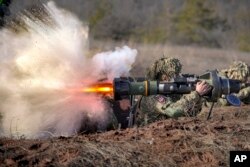 Seorang prajurit Ukraina menembakkan senjata anti-tank NLAW selama latihan Operasi Pasukan Gabungan, di wilayah Donetsk, Ukraina timur, 15 Februari 2022. (Foto: AP)