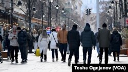 Во извештајот на Фридом хаус, Северна Македонија е на истата позиција како лани со 67 поени (од вкупно 100) и се наоѓа во групата на делумно слободни земји. Фото: Улица „Македонија“ во Скопје, 20 февруари 2025