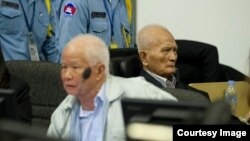 រូប​ឯកសារ៖ ជន​ជាប់​ចោទ ​ខៀវ​ សំផន​ និង​ នួន​ ជា​ ក្នុង​សាល​សវនាការ​មួយ​កាល​ពី​ឆ្នាំ​២០១៣។ (រូបថត​ផ្តល់​ឲ្យ​ដោយ Mark Peters/ECCC)