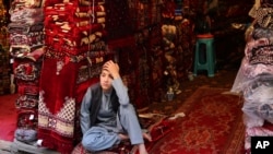 شهر پیشاور از دیر زمان بازار تجارتی برای قالین های ساخت افغانستان بوده است.