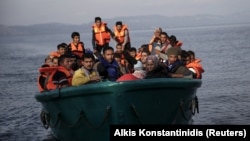Pengungsi dan migran tiba dengan kapal yang penuh sesak di Pulau Lesbos, Yunani, 10 November 2015, sebagai ilustrasi. (Foto: REUTERS/Alkis Konstantinidis)
