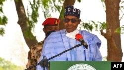 Le président nigérian Muhammadu Buhari s'exprime lors d'une visite à la caserne Maimalari à Maiduguri, le 17 juin 2021.