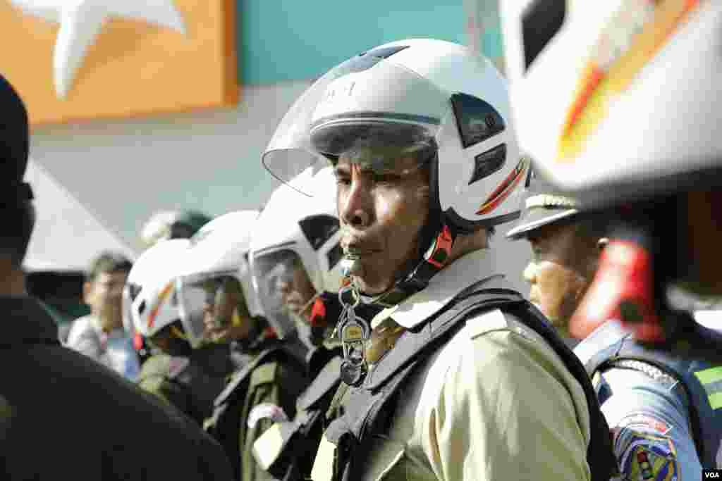 កងកម្លាំងសន្តិសុខផ្លុំកញ្ចែបណ្ដេញក្រុមសកម្មជន មិនឱ្យរំឭកវិញ្ញាណក្ខ័ន្ធលោក កែម ឡី នៅស្ថានីយ៍ប្រេងឥន្ធនៈកាល់តិច នៅស្តុបបូកគោ ខណ្ឌចម្ការមន រាជធានីភ្នំពេញ កាលពីព្រឹកថ្ងៃ១០ ខែកក្កដា ឆ្នាំ២០១៩។ (អូន ឆេងប៉រ/VOA)