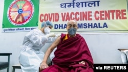 Dalai Lama, pemimpin spiritual Tibet, menerima vaksinasi di Dharamsala, India, Sabtu (6/3).
