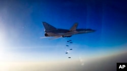 Pesawat pembom Rusia Tu-22M3 melakukan serangan udara di atas Aleppo (16/8). 