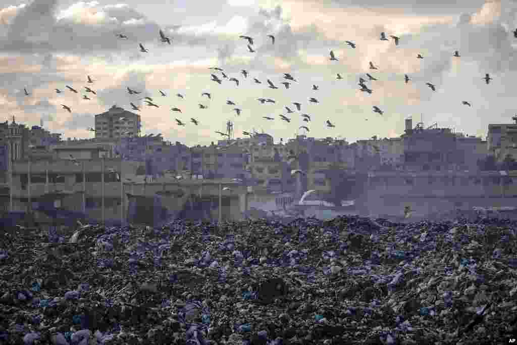 نمایی از انبوه زباله در شهر غزه&nbsp;