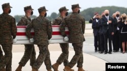 Predsednik SAD Džo Bajden, prva dama Džil i zvaničnici administracije prisustvuju ceremoniji prenosa posmrtnih ostataka vojnika poginulih u samoubilačkom napadu u Kabulu, (Foto: Rojters/Tom Brenner)