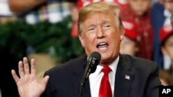 도널드 트럼프 미국 대통령이 26일 상원 결선투표를 앞두고 있는 미시시피주에서 신디 하이드-스미스 공화당 후보를 위해 유세를 펼치고 있다. 