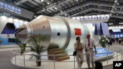 Sebuah model dari modul antariksa Tiongkok, Tiangong-1 dipamerkan dalam pameran di provinsi Guangdong (foto: dok).