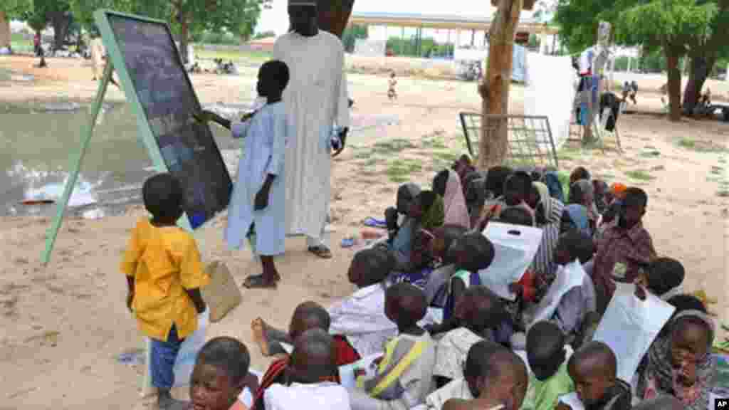 Jama'an da suka kauracewa gidajensu biyo bayan harin 'yan Boko Haram, sun samu mafaka a wata Makaranta, a Maiduguri, 9 ga Satumba 2014.