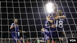 Pemain Jepang merayakan kemenangan setelah menyingkirkan Korea Selatan lewat adu penalti di semifinal Piala Asia hari Selasa (25/1).