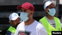 قاہرہ میں لوگ کرونا وائرس سے بچنے کے لیے ماسک پہن کر گھر سے باہر نکلتے ہیں۔