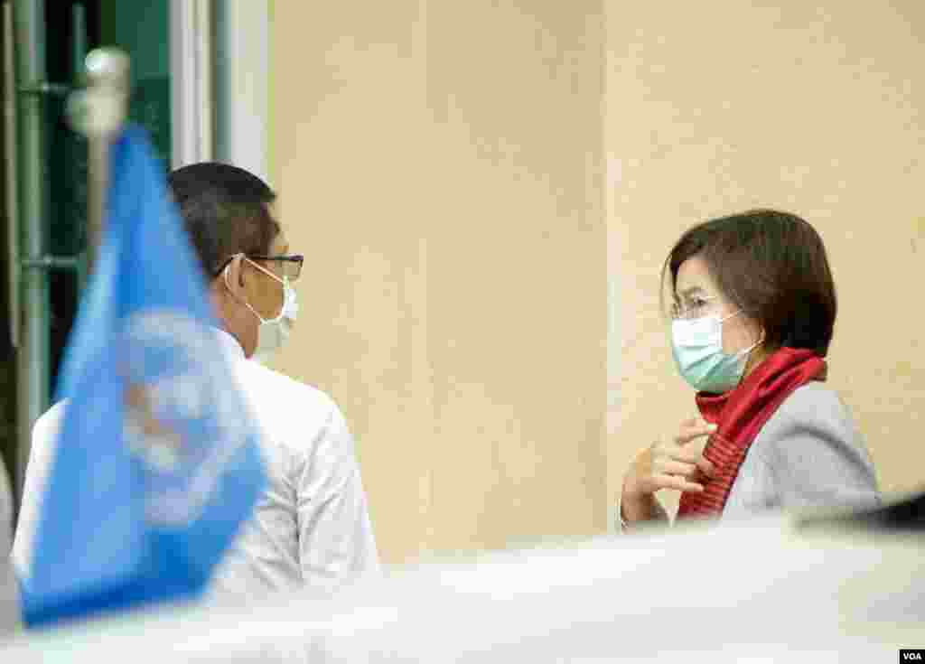 លោកស្រី​ Li Ailan តំណាង​អង្គការ​ សុខភាព​ពិភពលោក (WHO) ​ប្រចាំ​កម្ពុជា​​​ មាន​វត្តមាន​នៅ​មន្ទីរពេទ្យ​កាល់ម៉ែត្រ​​ ខណៈ​នាយករដ្ឋ​មន្ត្រី​កម្ពុជា ទទួល​ការ​ចាក់​វ៉ាក់សាំង​កូវីដ១៩ របស់​ក្រុមហ៊ុន AstraZeneca នៅភ្នំពេញ​ ថ្ងៃទី៤​ ខែមីនា​ ឆ្នាំ២០២១។​ (ហ៊ាន សុជាតា/​វីអូអេ)