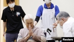 ხანდაზმული იაპონელი მადლობას იხდის აცრისთვის