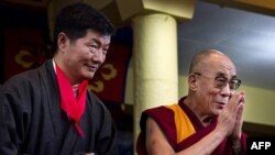 Sangay murosaga moyil Dalay Lamadan farqli ravishda Xitoy bilan keskinroq siyosat yuritish tarafdori. U Tibet uchun muxtoriyat emas, to’liq mustaqillik talab qilishi aniq, deydi tahlilchilar.