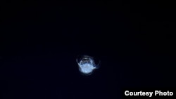 Astronot Tim Peake mengirimkan foto retakan berdiameter sekitar tujuh millimeter pada jendela stasiun Antariksa Internasional (ISS) akibat hantaman puing angkasa (13/5).