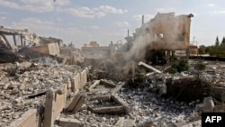 Puing-puing bangunan dari kompleks Pusat Penelitian dan Penelitian Ilmiah (SSRC) di distrik Barzeh, utara Damaskus, pasca serangan di kawasan tersebut, 14 April 2018. (Foto: AFP).