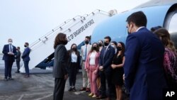 Wapres AS Kamala Harris bertolak ke Vietnam dari Singapura, 24 Agustus 2021. 