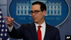Menteri Keuangan Amerika Steven Mnuchin menjawab pertanyaan wartawan dalam briefing di Gedung Putih hari Jumat (25/8). 