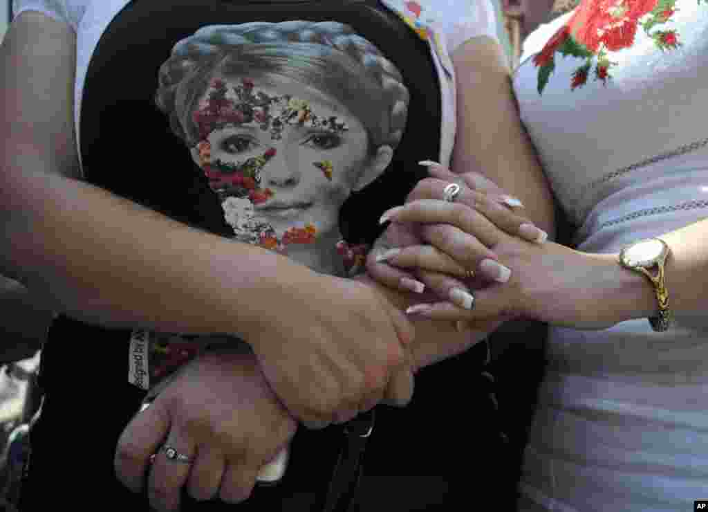 Supporters of former Ukrainian Prime Minister Yulia Tymoshenko take part in a rally in a tent camp in central Kyiv, Ukraine, May 30, 2012. 