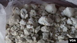 មេពណ៌ស និងមានសត្វខ្មូតទំលើ ដែលអ្នកស្រី ព្រីង គឿន តែងតែប្រើប្រាស់សម្រាប់ផលិតស្រាស។ (ស៊ុន ណារិន/VOA Khmer)