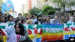People demonstrate in favor of Kurdish politicians near a courthouse before more than 150 Kurds, including a dozen elected mayors, went on trial in Diyarbakir, Turkey, for alleged links with a Kurdish guerrilla group, Oct. 18, 2010 (File Photo)