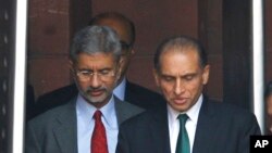 លោក Subramanyam Jaishankar (ឆ្វេង) រដ្ឋលេខាធិការ​កិច្ចការ​បរទេស​ឥណ្ឌា​ និង​លោក Aizaz Ahmad Chaudhry រដ្ឋលេខាធិការ​កិច្ចការ​បរទេស​របស់​ប្រទេស​ប៉ាគីស្ថាន​ ចាក​ចេញ​ពី​កិច្ច​ប្រជុំ​នៅ​ក្នុង​ក្រុង​ញូវដេលី ប្រទេស​ឥណ្ឌា កាល​ពី​ថ្ងៃ​ទី២៦ ខែ​មេសា​ ឆ្នាំ២០១៦។