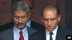 Foreign ministers Subramanyam Jaishankar of India, left, and Aizaz Ahmad Chaudhry of Pakistan, right, leave a meeting in New Delhi, India, April 26, 2016. Chaudhry is visiting India for an annual conference on Afghanistan.