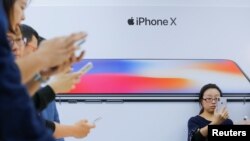 Attendees use new iPhone X during a presentation for the media in Beijing, China, Oct. 31, 2017. 