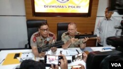 Kepala Korps Brimob Irjen Murad Ismail (kiri) dan Kadiv Humas Polri Irjen Setyo Wasisto menjelaskan impor ratusan senjata di Divisi Humas Mabes Polri, Sabtu, 30 September 2017. (Foto: VOA/Andylala)