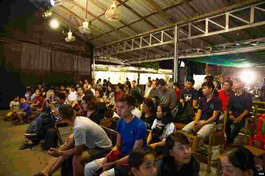 ទស្សនិកជនកំពុងអង្គុយរងចាំការសម្ដែងលោ្ខនខោលនាល្ងាចសៅរ៍នៅសមាគមសិល្បៈសុវណ្ណភូមិកាលពីថ្ងៃទី ០៨ ខែកញ្ញា ឆ្នាំ២០១៨។ (ទី អូលីស្សា/VOA)